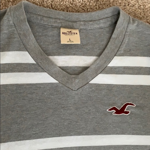 Hollister men’s V-neck shirt - Picture 2 of 3
